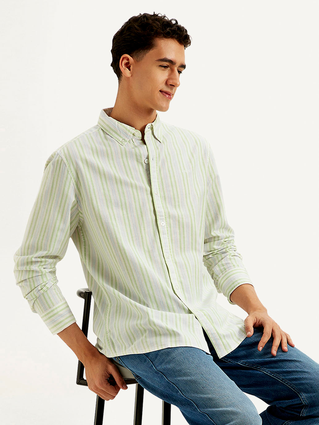 Levi’s Men’s Woven Shirt featuring a classic fit premium breathable fabric and a stylish button-down design for versatile wear.