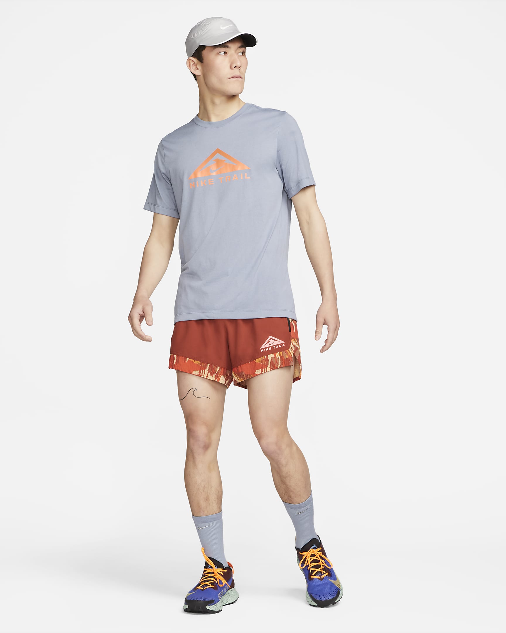 Front view of the NIKE AS U NK DF TEE DB TRAIL, featuring a sleek graphic design and a modern, athletic fit perfect for outdoor adventures and daily wear.